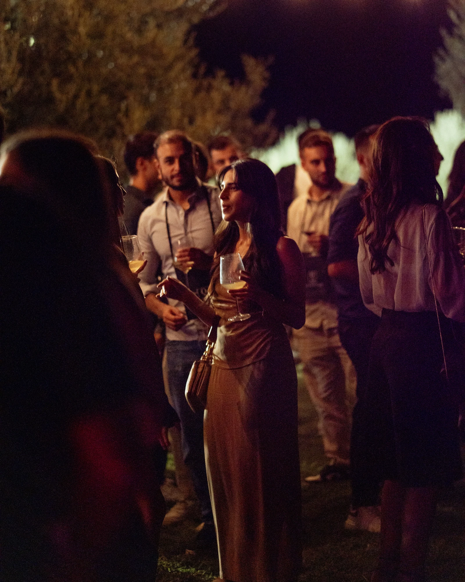 Guests sharing wine in the evening at Quartomoro